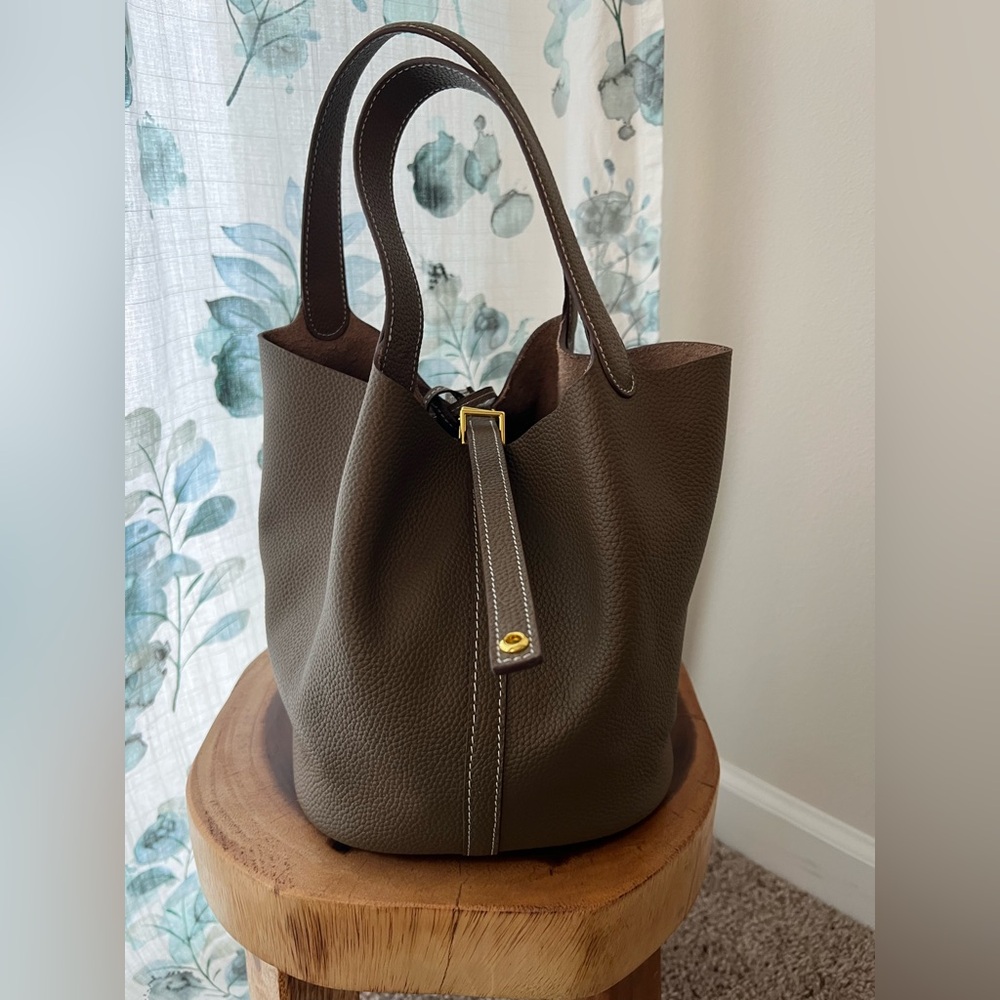 Leather bucket bag with lock